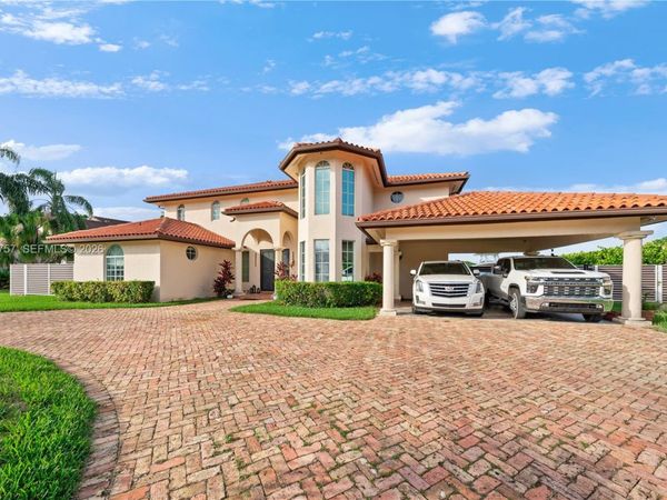 9621 W Calusa Club Dr, Miami, FL 33186