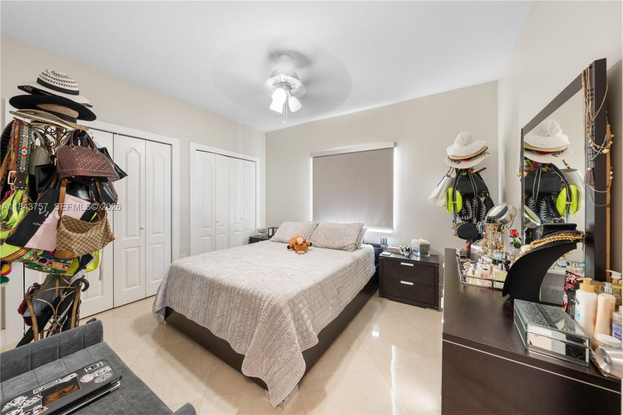 9621 W Calusa Club Dr, Miami, FL 33186 Photo