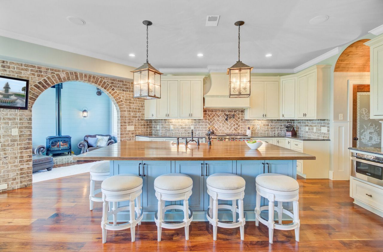 2196 Beckenham Drive Photo 22