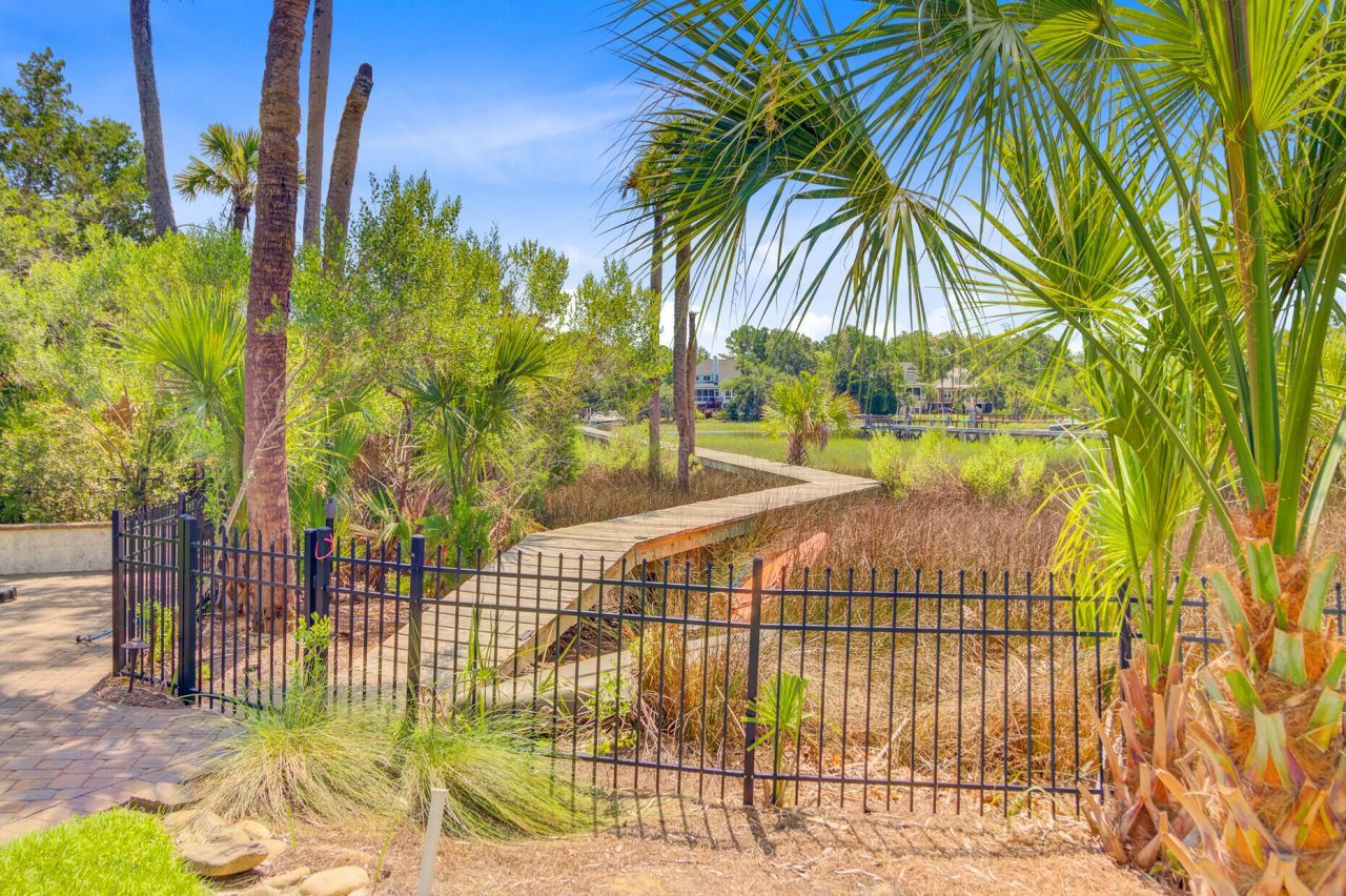 2196 Beckenham Drive Photo 9