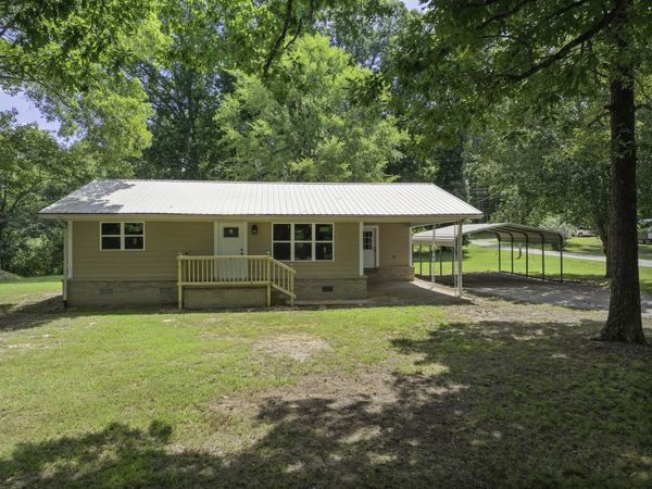 869 W 4th St, Parsons, TN 38363