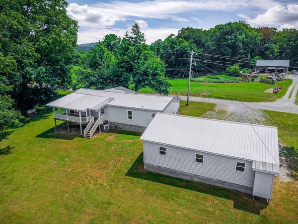 572 Lakeside Rd, Byrdstown, TN 38549