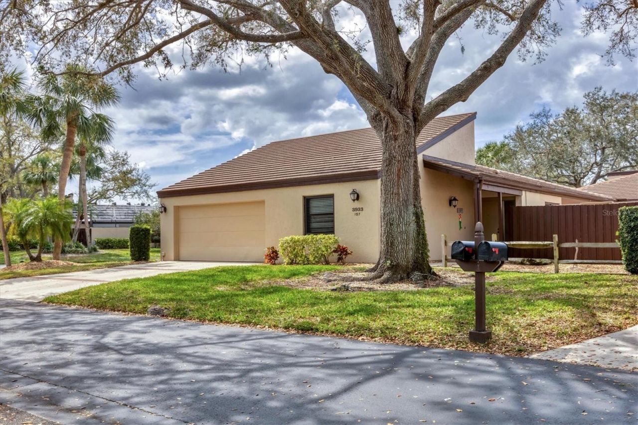 3933 Glen Oaks Manor Drive, Sarasota, FL 34232 Photo