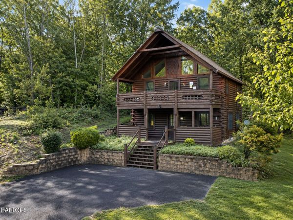 735 Kings Hills Blvd, Pigeon Forge, TN 37863
