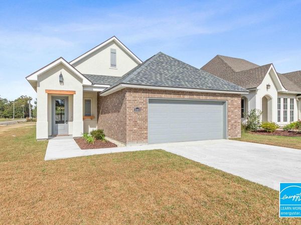 10402 Highland Lakes Dr, Denham Springs, LA 70726