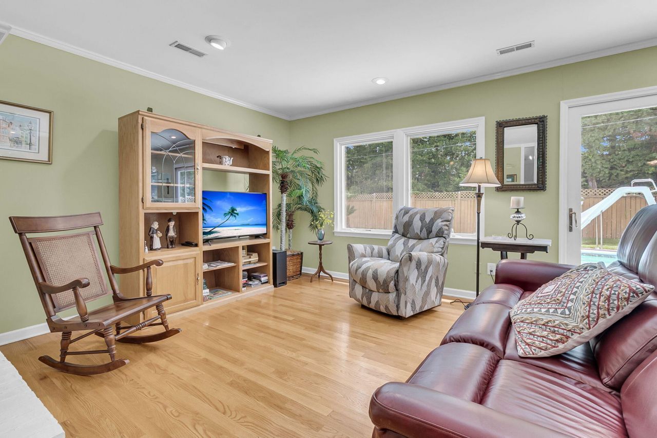 1647 Sulgrave Road Photo 9