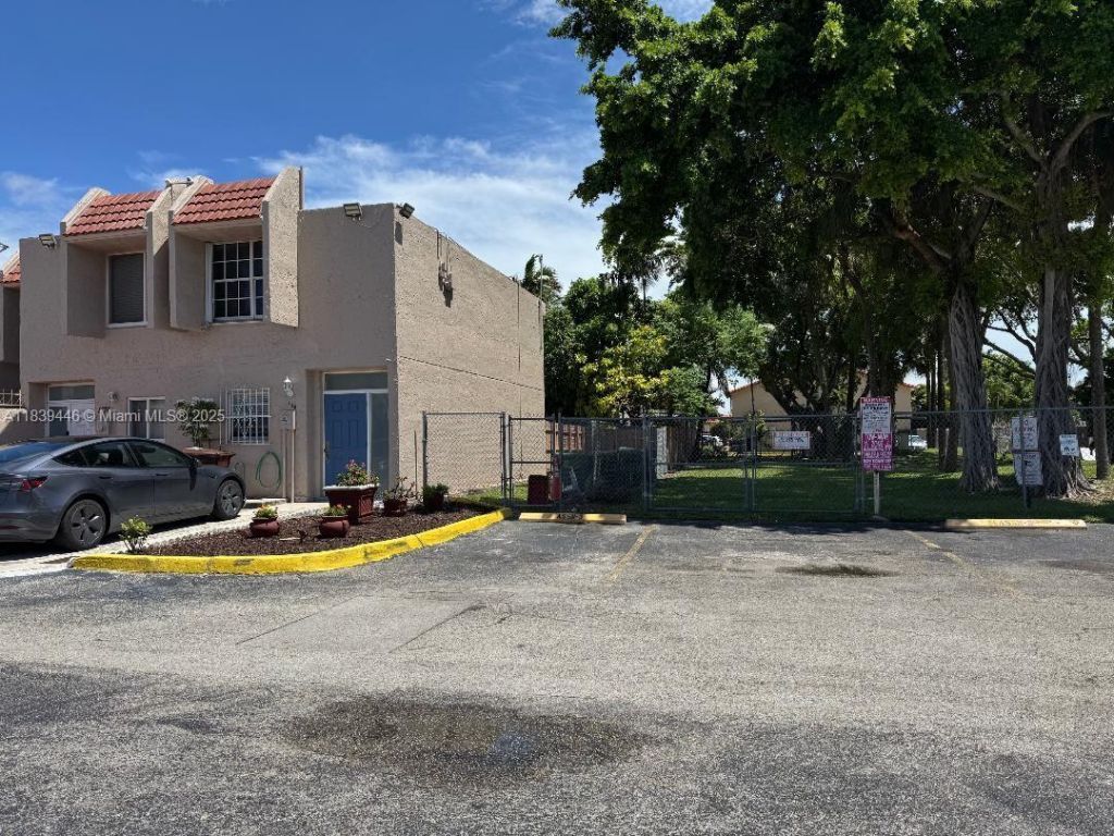 1180 W 42nd Pl, Unit 1, Hialeah, FL 33012 Photo