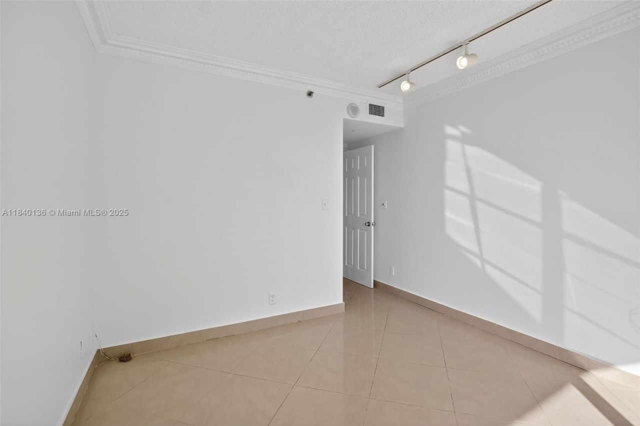 20185 E Country Club Dr, Unit 1405, Aventura, FL 33180 Photo