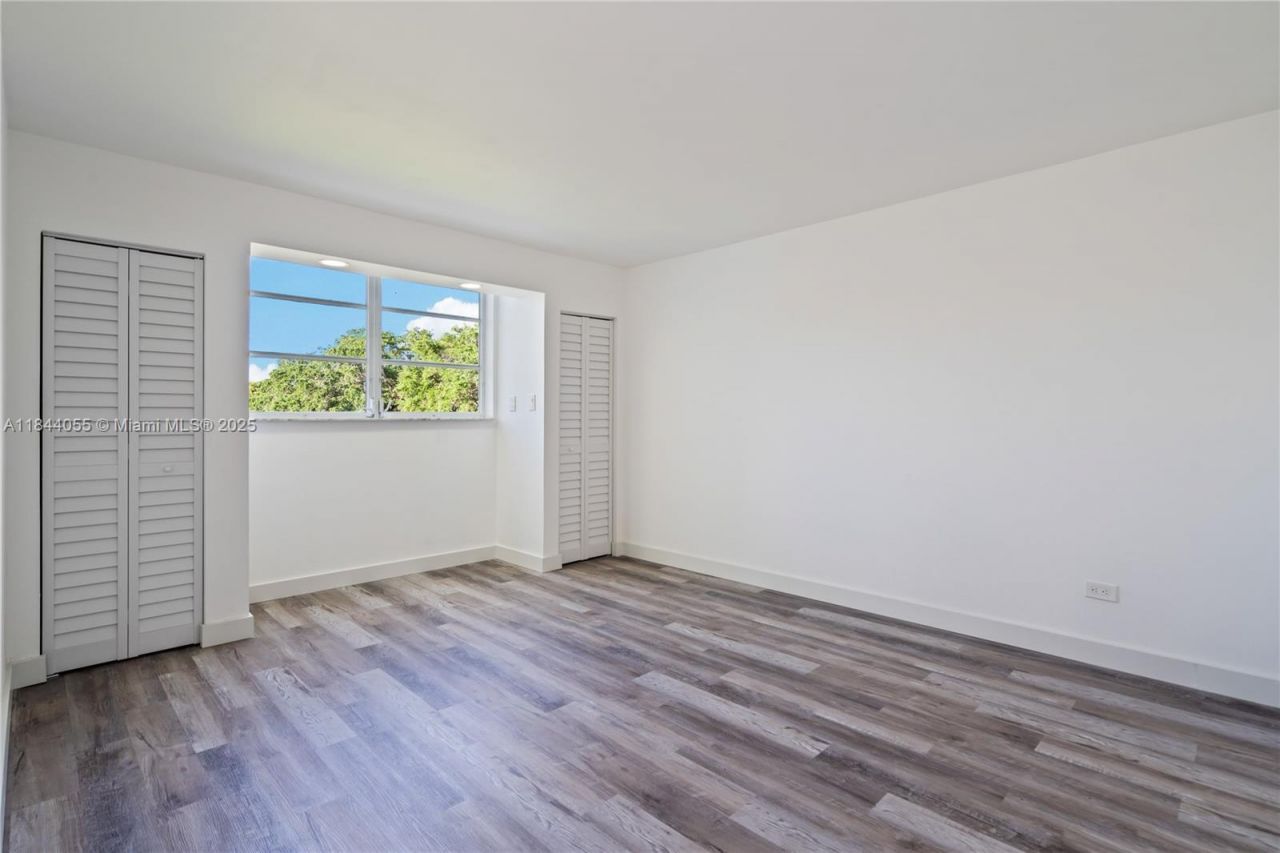 445 NE 195th St, Unit 330, Miami, FL 33179 Photo