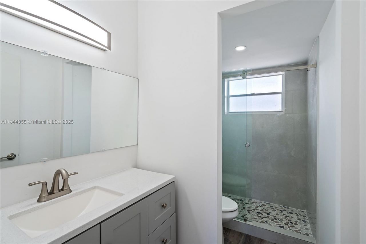 445 NE 195th St, Unit 330, Miami, FL 33179 Photo