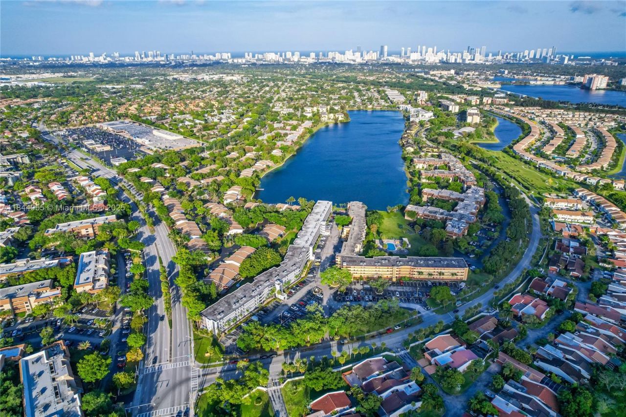 445 NE 195th St, Unit 330, Miami, FL 33179 Photo