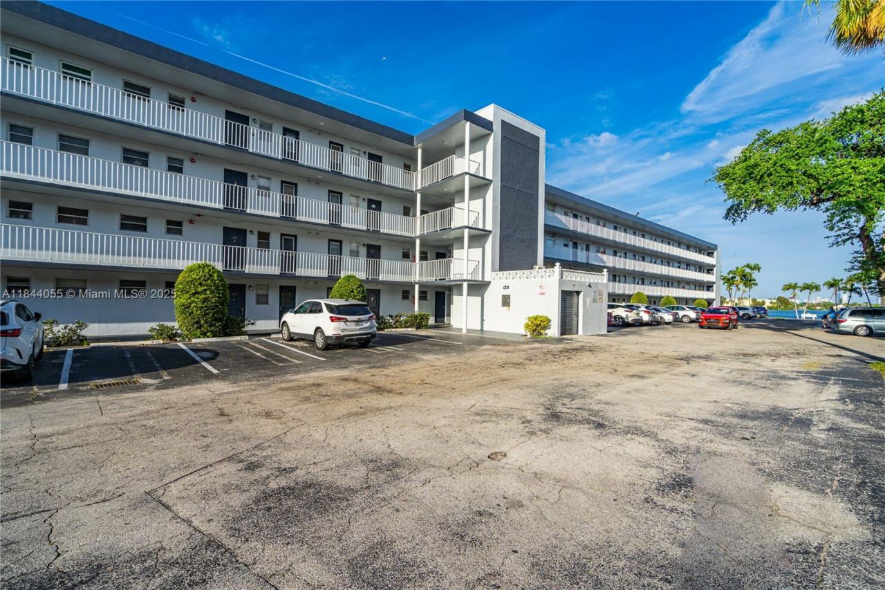 445 NE 195th St, Unit 330, Miami, FL 33179 Photo