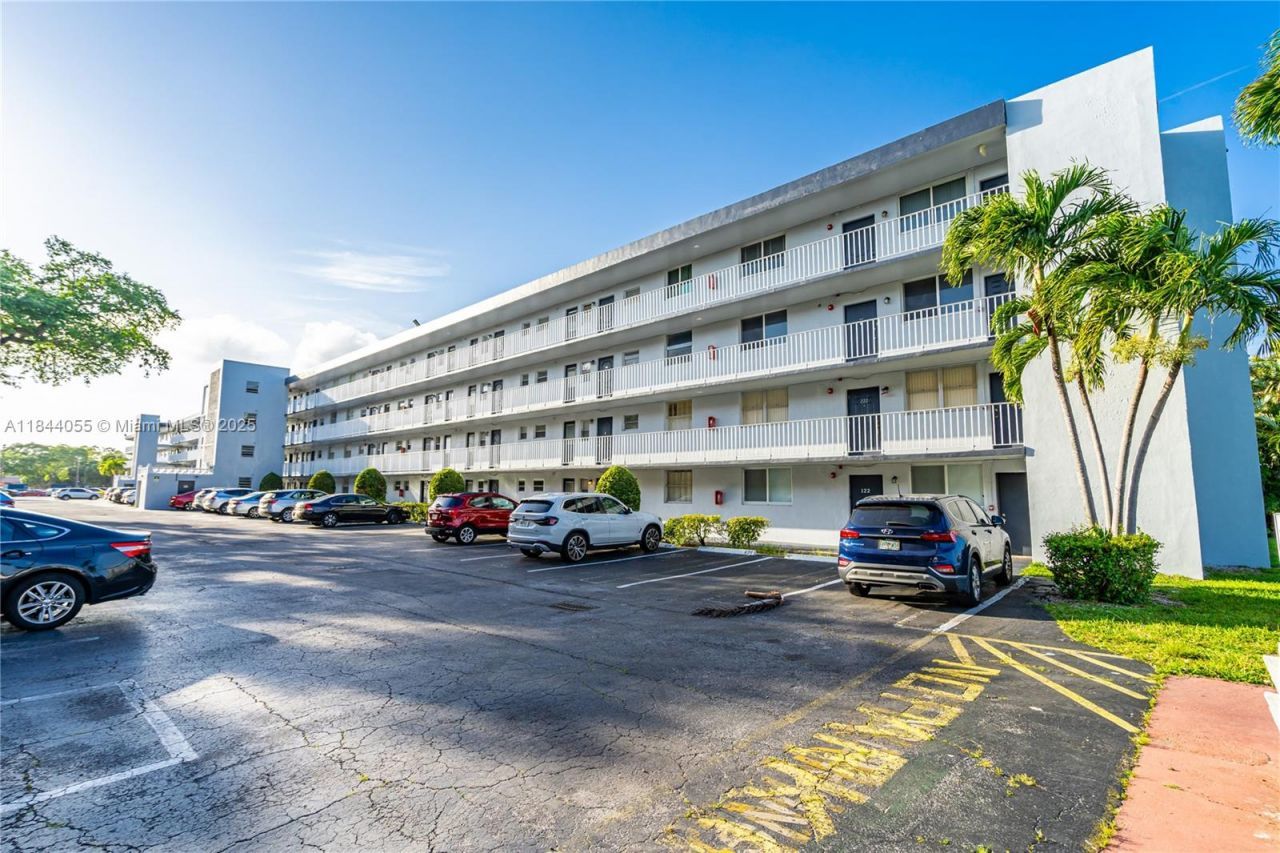 445 NE 195th St, Unit 330, Miami, FL 33179 Photo