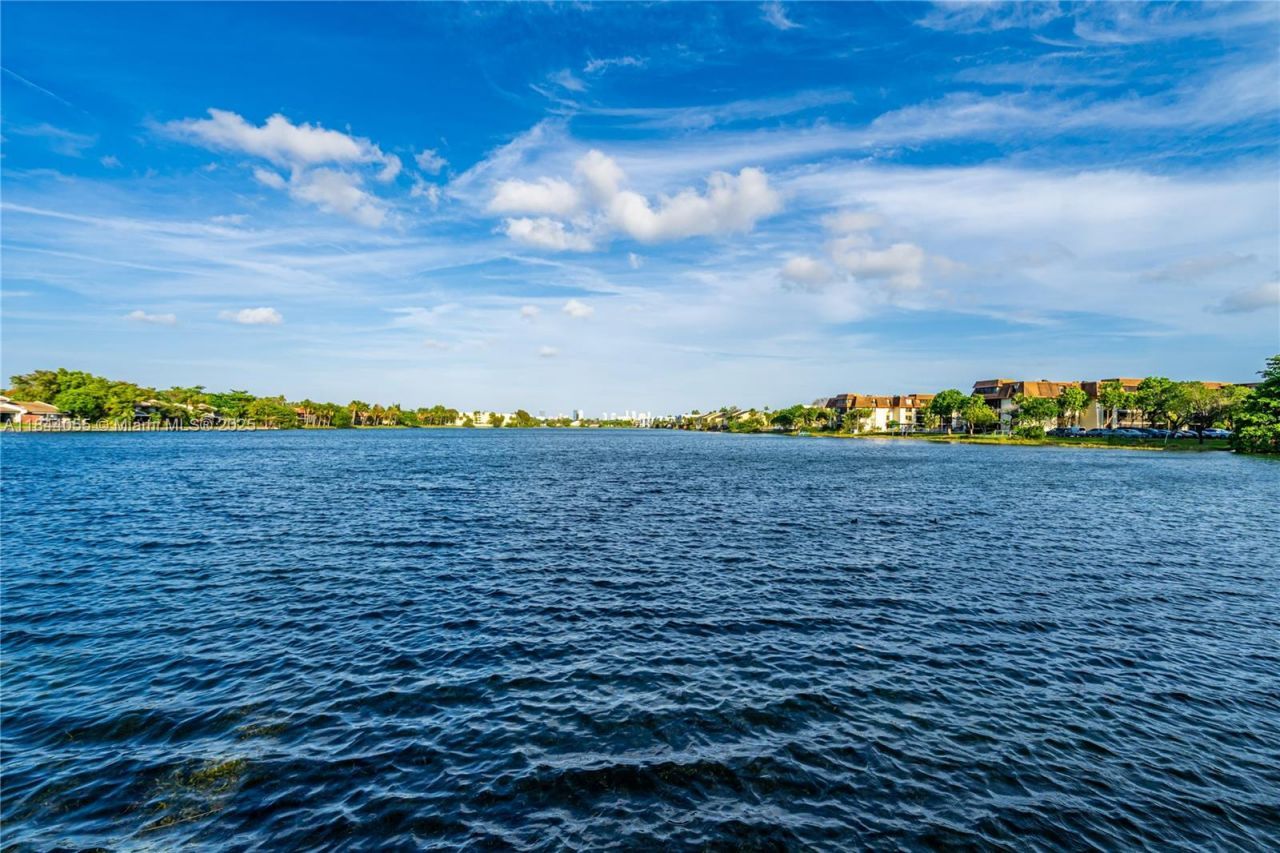 445 NE 195th St, Unit 330, Miami, FL 33179 Photo