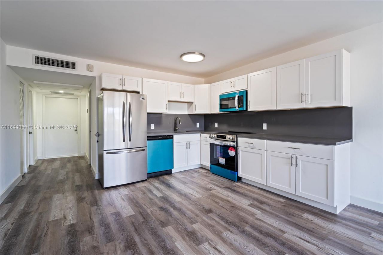 445 NE 195th St, Unit 330, Miami, FL 33179 Photo