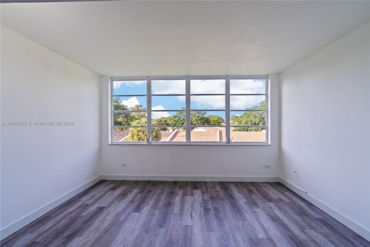 445 NE 195th St, Unit 330, Miami, FL 33179 Photo