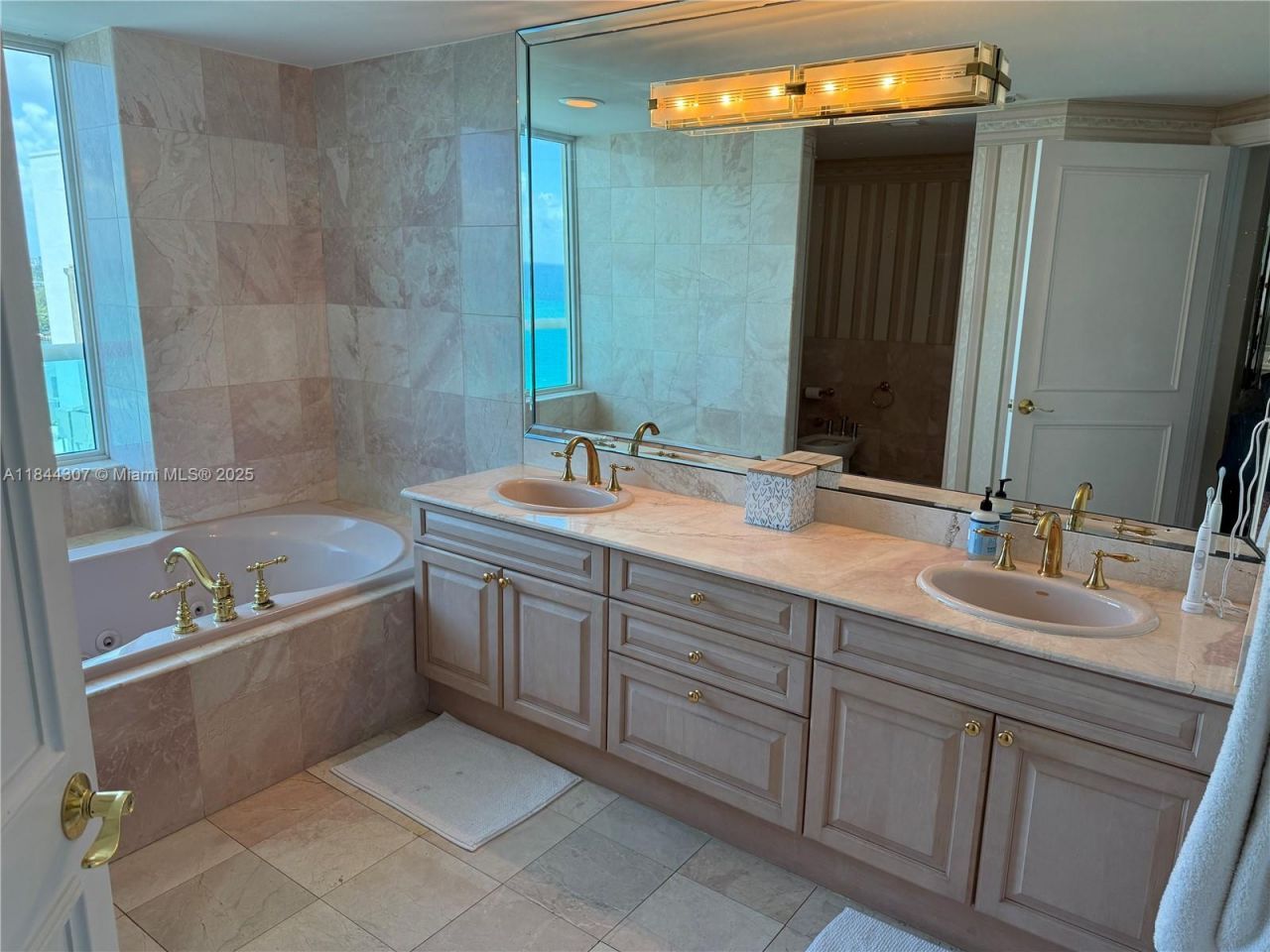 5025 Collins Ave, Unit 1908, Miami Beach, FL 33140 Photo