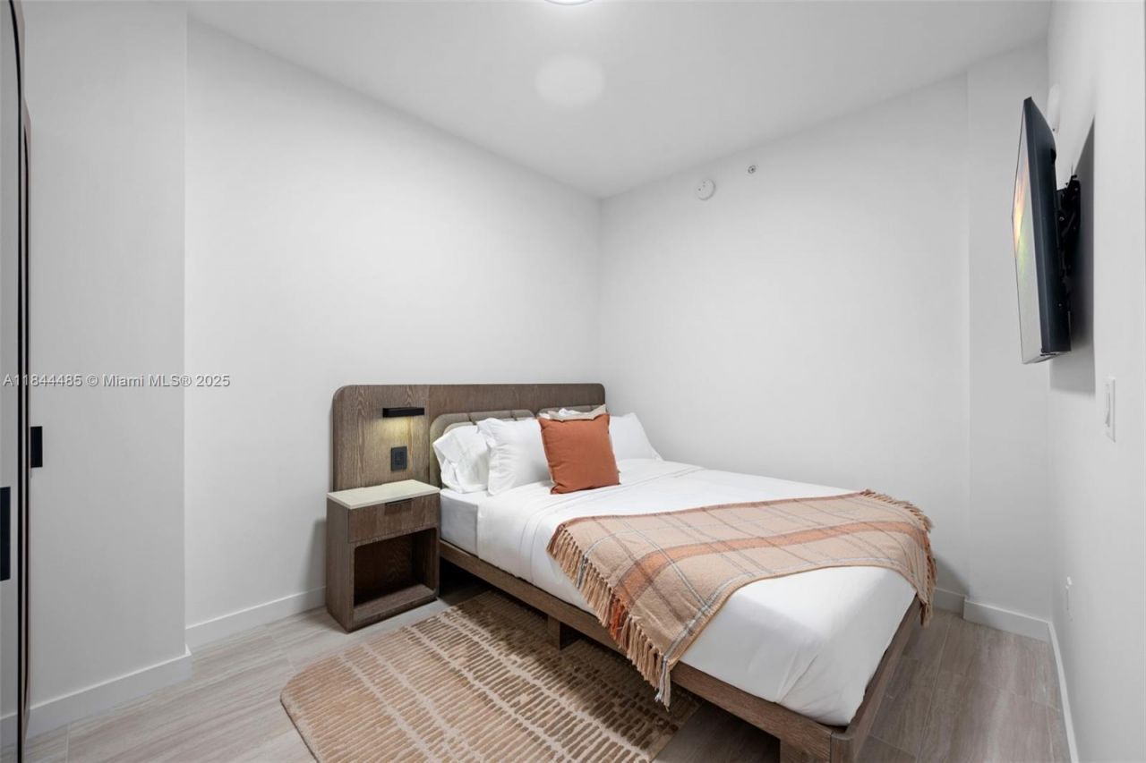 580 72nd St, Unit 1009, Miami Beach, FL 33141 Photo