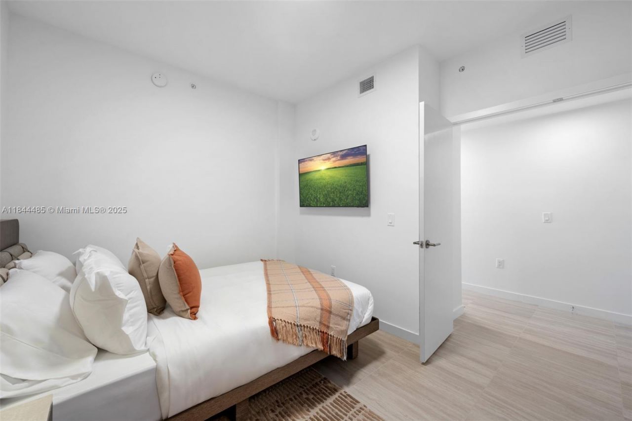 580 72nd St, Unit 1009, Miami Beach, FL 33141 Photo