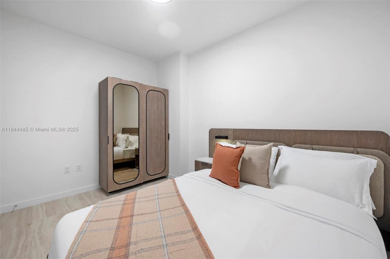 580 72nd St, Unit 1009, Miami Beach, FL 33141 Photo