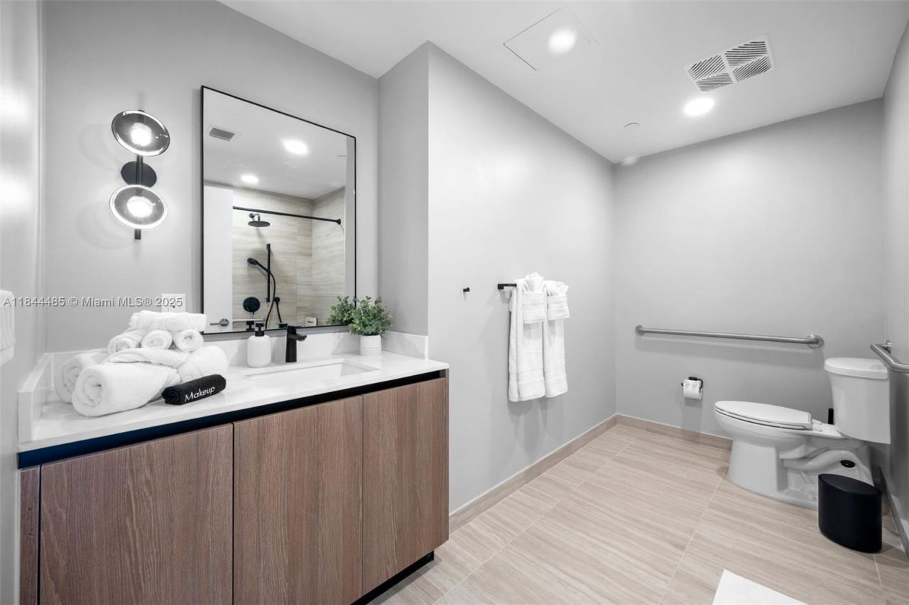 580 72nd St, Unit 1009, Miami Beach, FL 33141 Photo