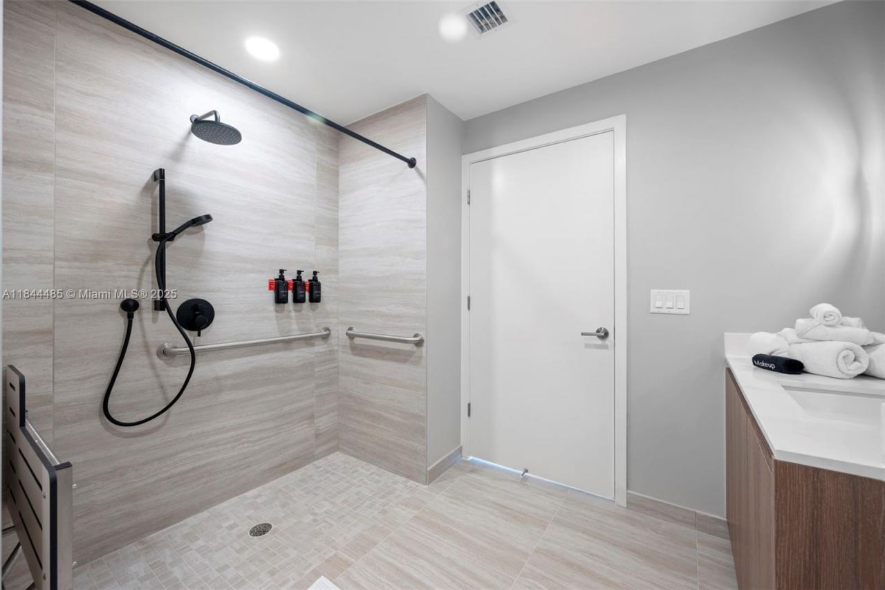 580 72nd St, Unit 1009, Miami Beach, FL 33141 Photo