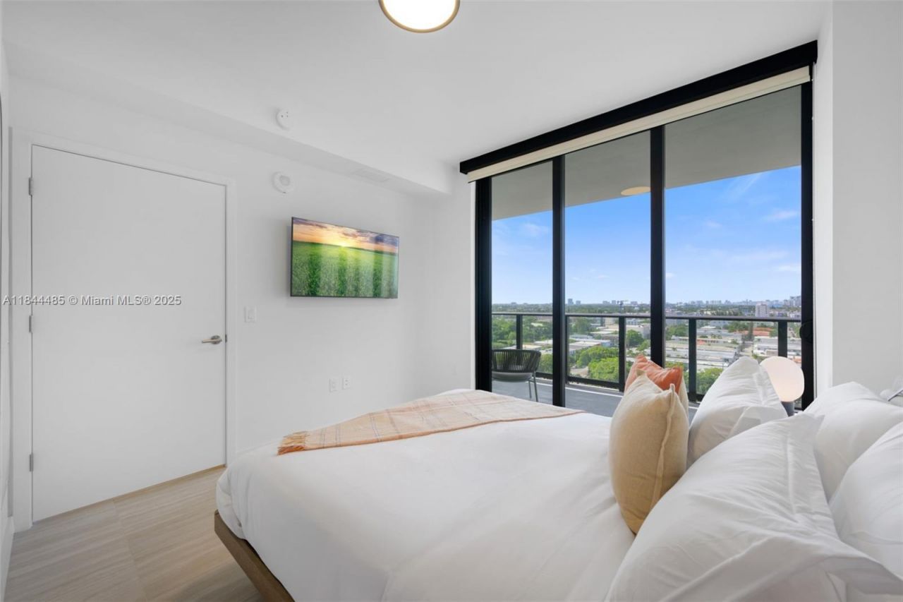 580 72nd St, Unit 1009, Miami Beach, FL 33141 Photo