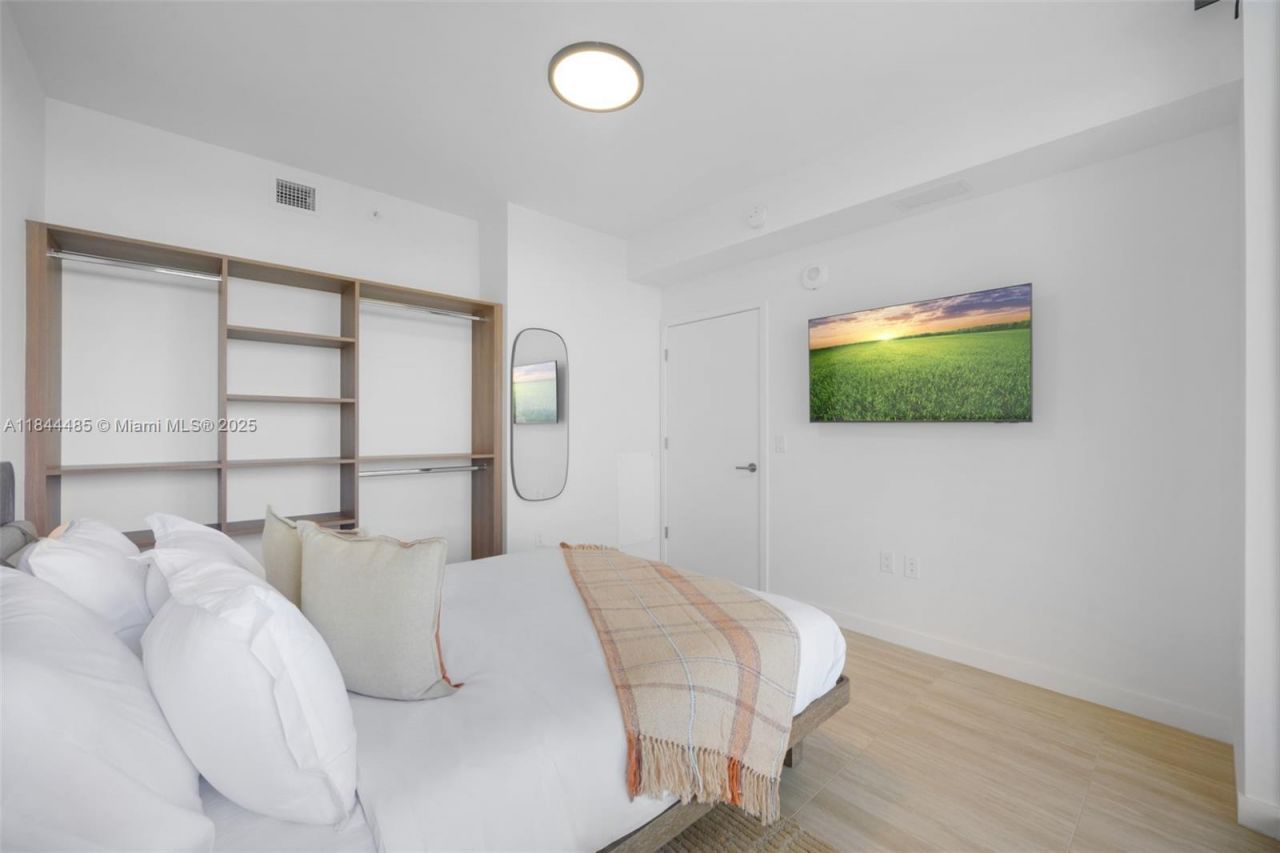 580 72nd St, Unit 1009, Miami Beach, FL 33141 Photo