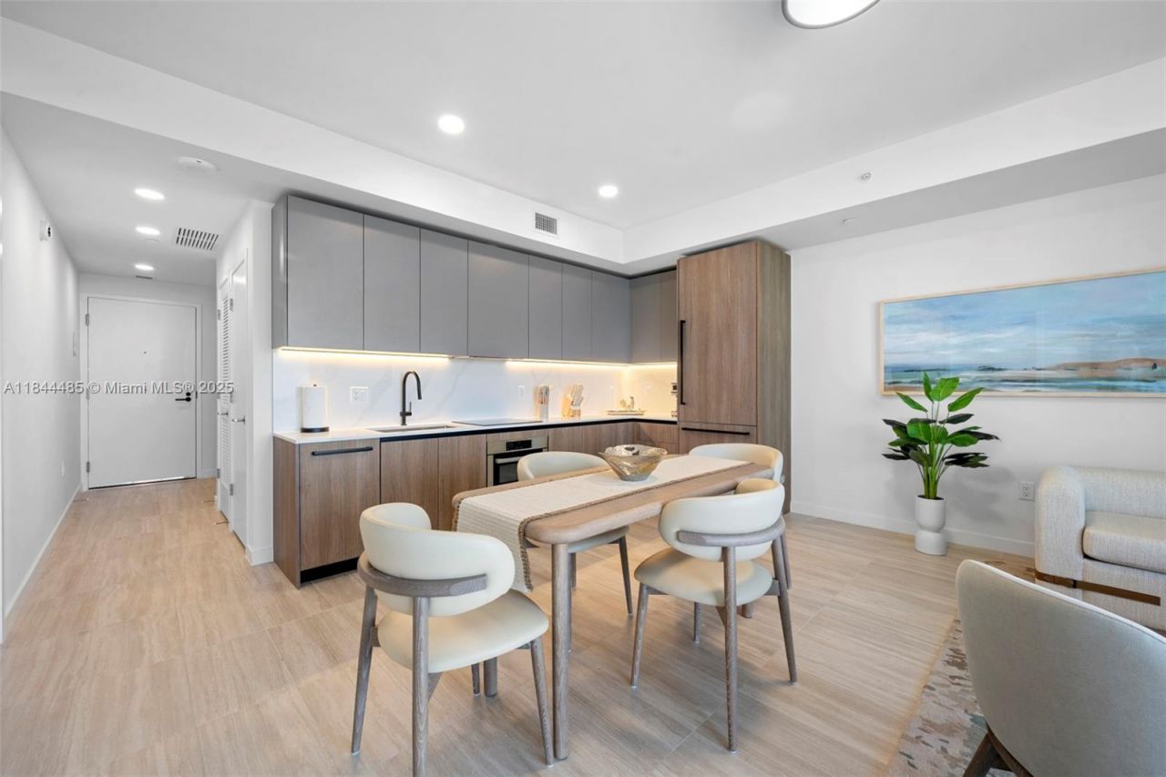 580 72nd St, Unit 1009, Miami Beach, FL 33141 Photo