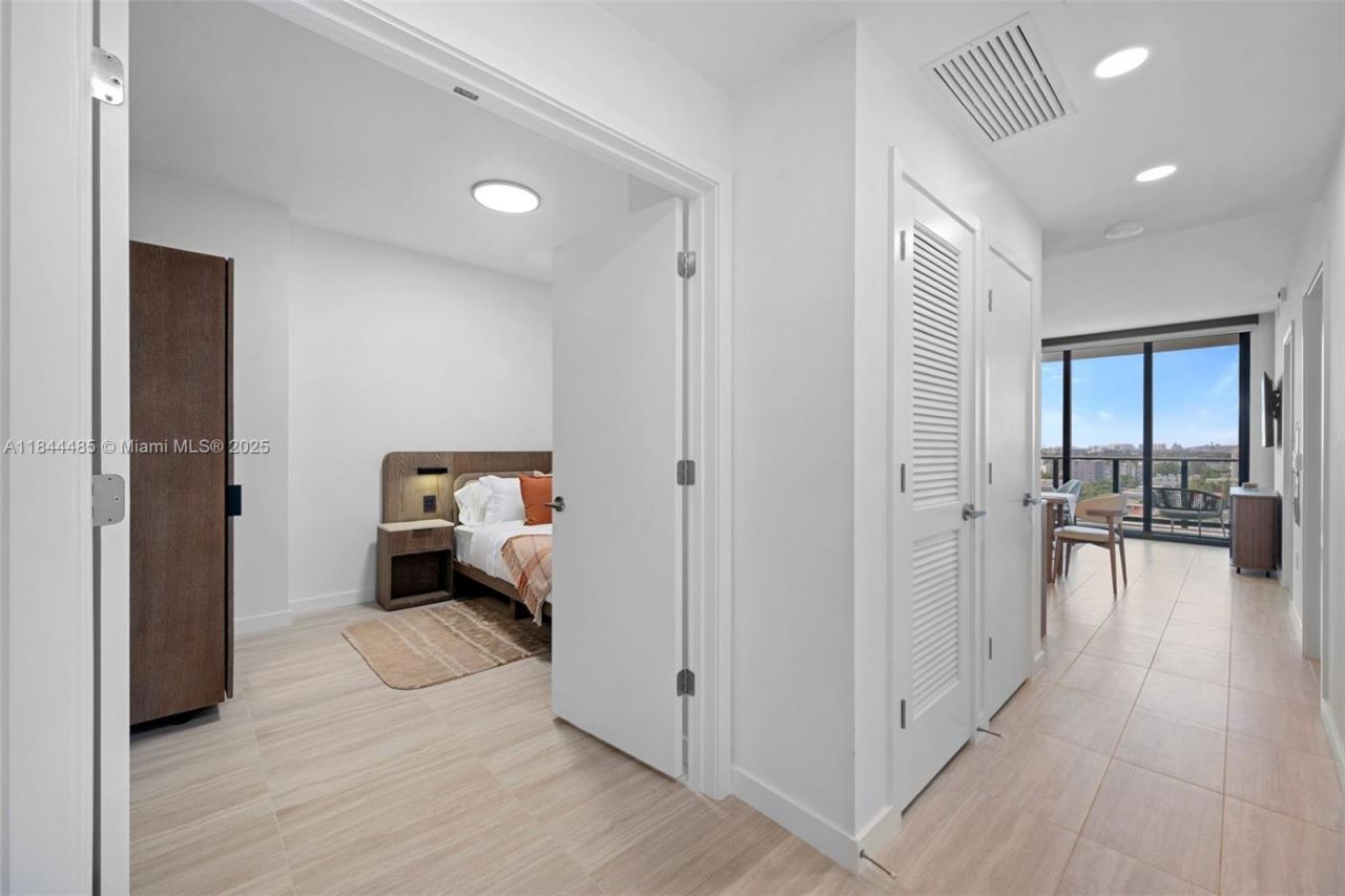 580 72nd St, Unit 1009, Miami Beach, FL 33141 Photo