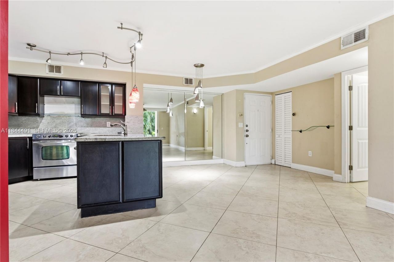 1733 Village Blvd, Unit 108, West Palm Beach, FL 33409 Photo