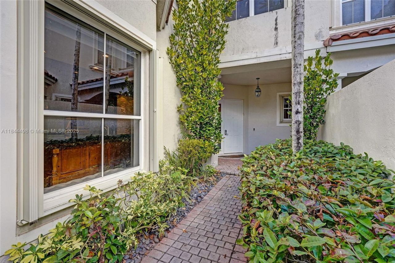 1375 Harbor Vw E, Hollywood, FL 33019 Photo