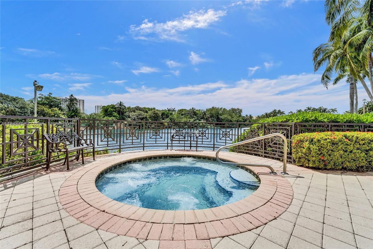 1375 Harbor Vw E, Hollywood, FL 33019 Photo