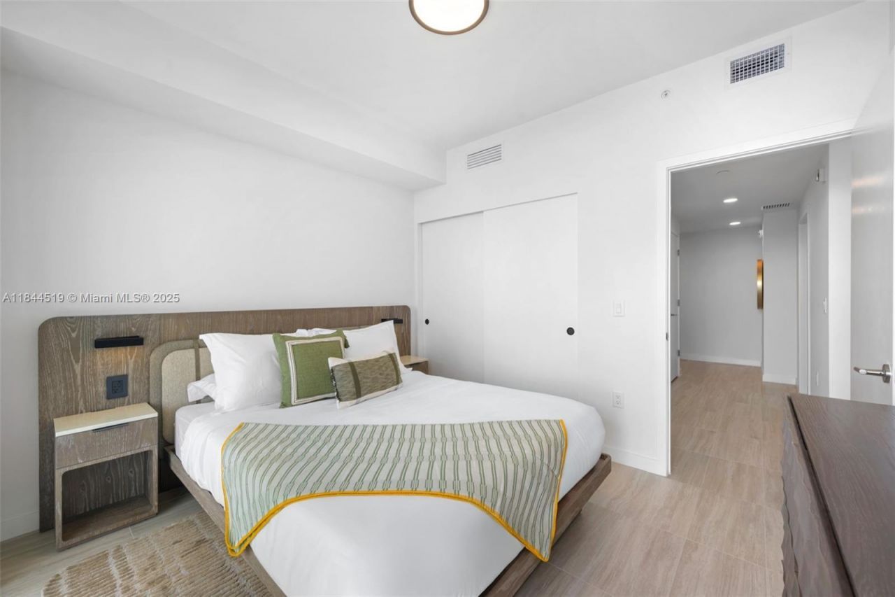 580 72nd St, Unit 1210, Miami Beach, FL 33141 Photo