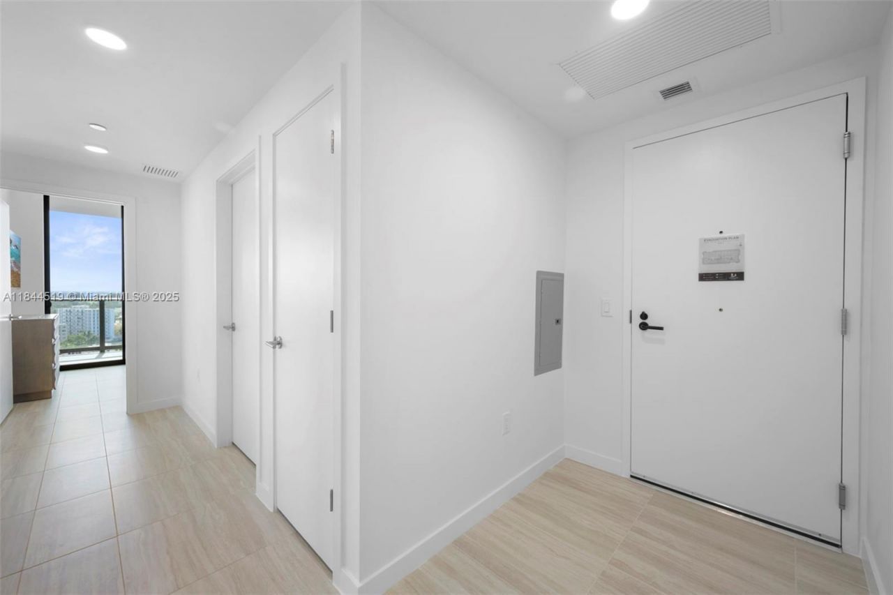 580 72nd St, Unit 1210, Miami Beach, FL 33141 Photo