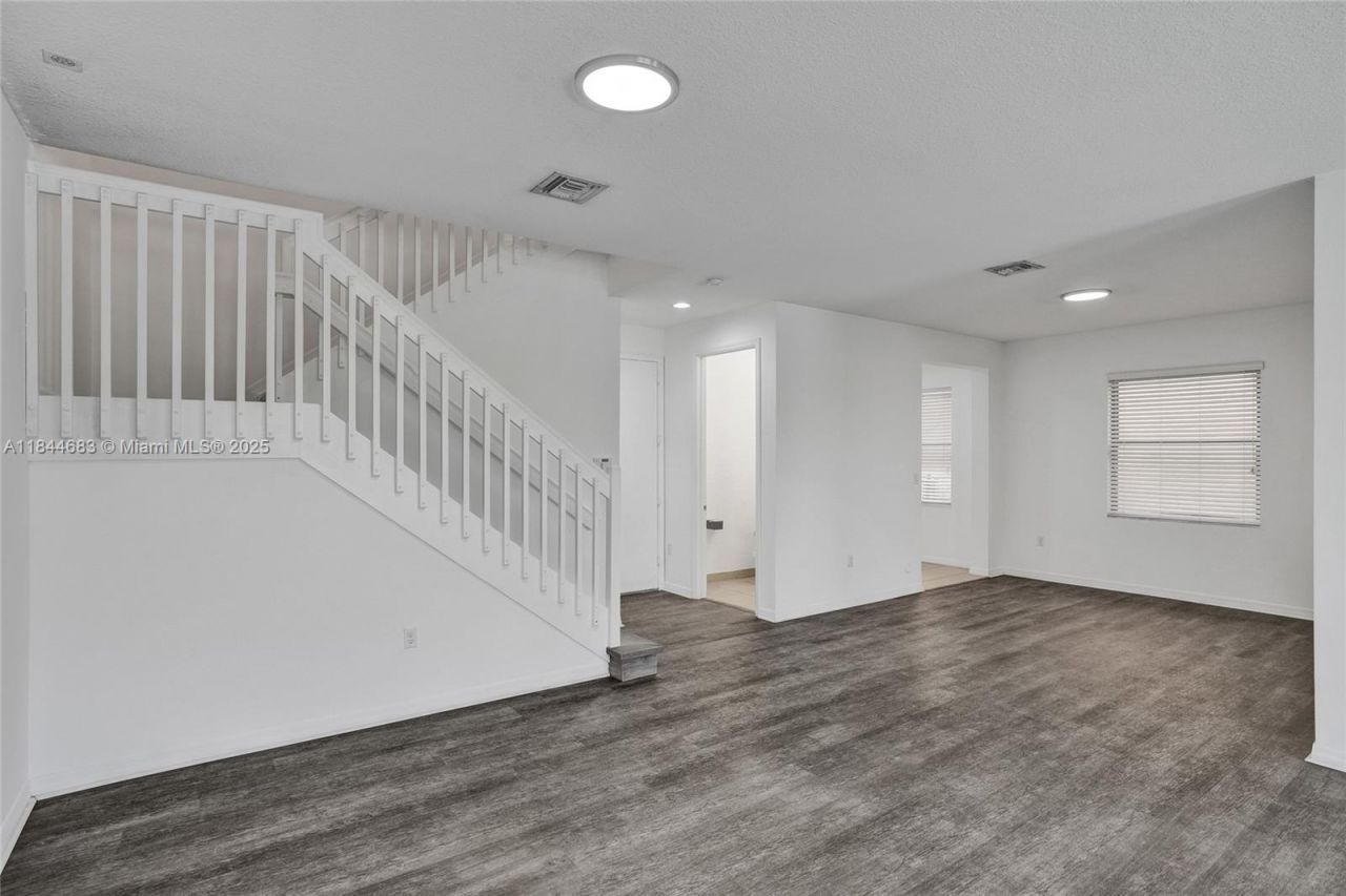 643 NE 191st Ter, Miami, FL 33179 Photo