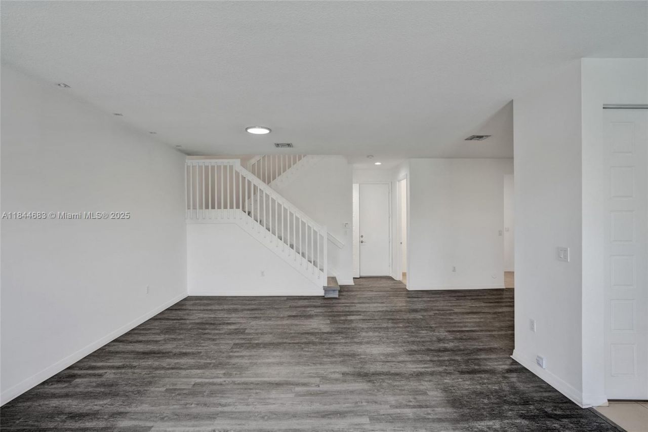 643 NE 191st Ter, Miami, FL 33179 Photo