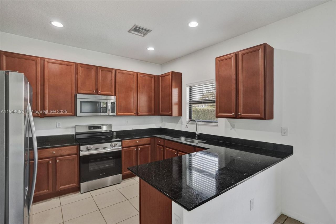 643 NE 191st Ter, Miami, FL 33179 Photo