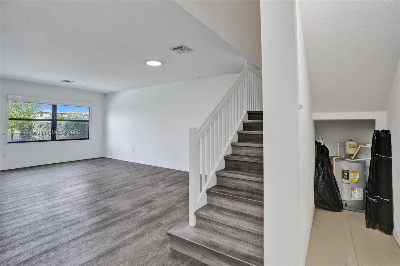 643 NE 191st Ter, Miami, FL 33179 Photo