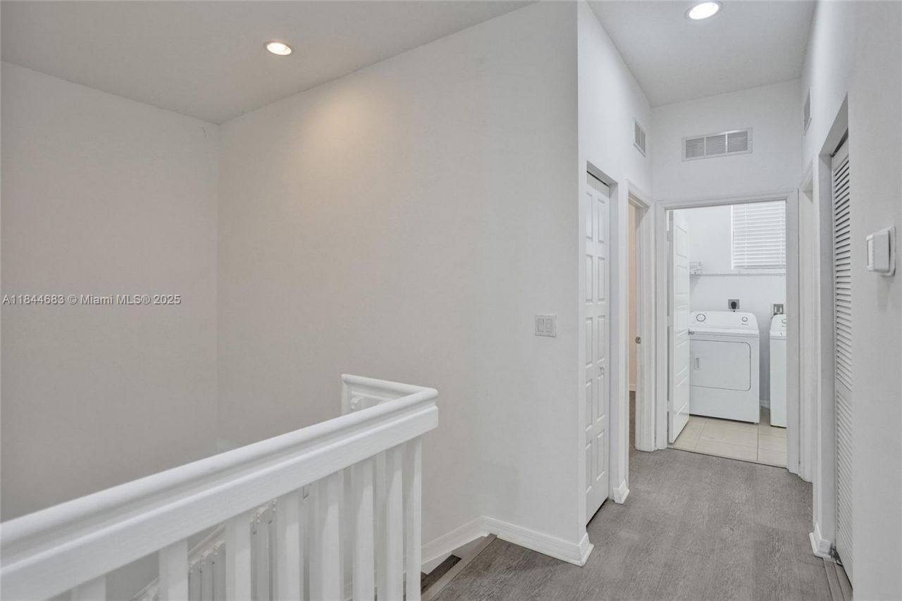 643 NE 191st Ter, Miami, FL 33179 Photo