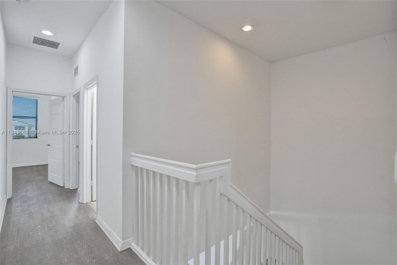 643 NE 191st Ter, Miami, FL 33179 Photo