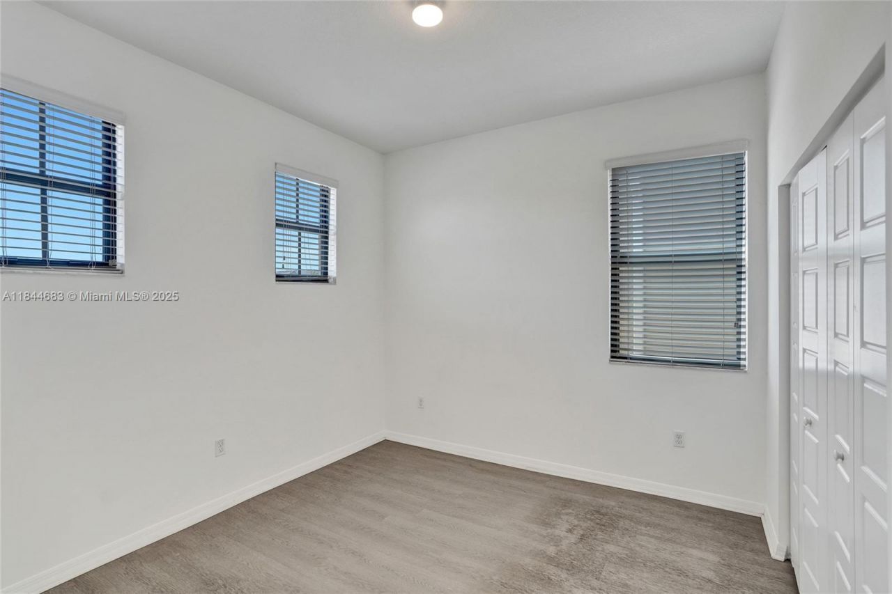 643 NE 191st Ter, Miami, FL 33179 Photo