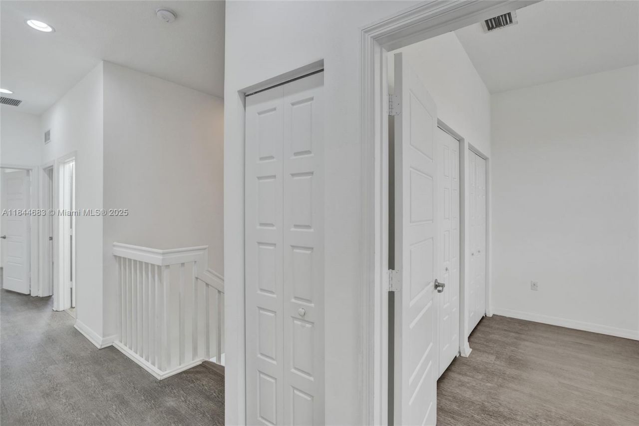 643 NE 191st Ter, Miami, FL 33179 Photo