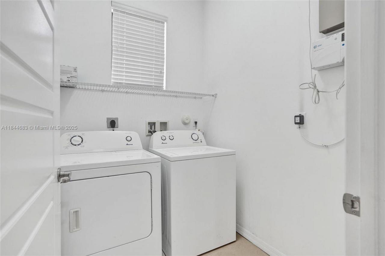 643 NE 191st Ter, Miami, FL 33179 Photo