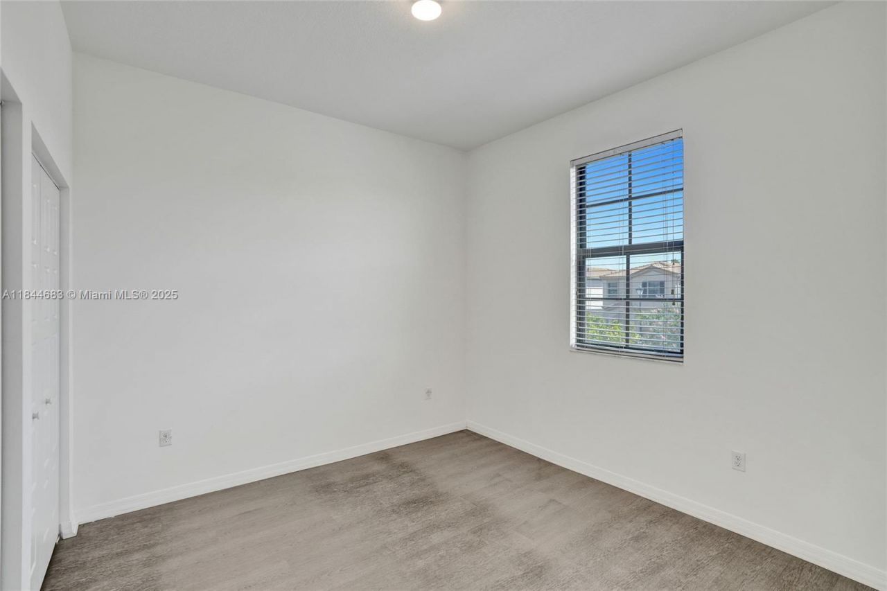 643 NE 191st Ter, Miami, FL 33179 Photo