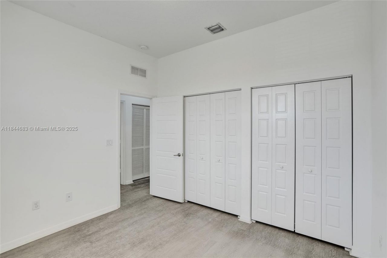 643 NE 191st Ter, Miami, FL 33179 Photo