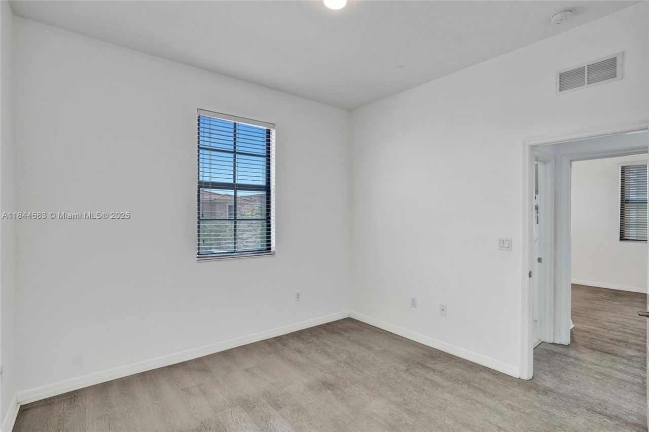 643 NE 191st Ter, Miami, FL 33179 Photo