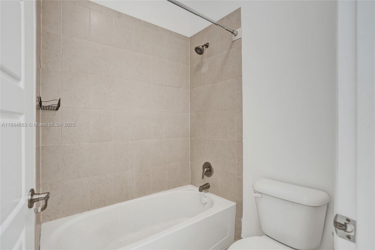 643 NE 191st Ter, Miami, FL 33179 Photo