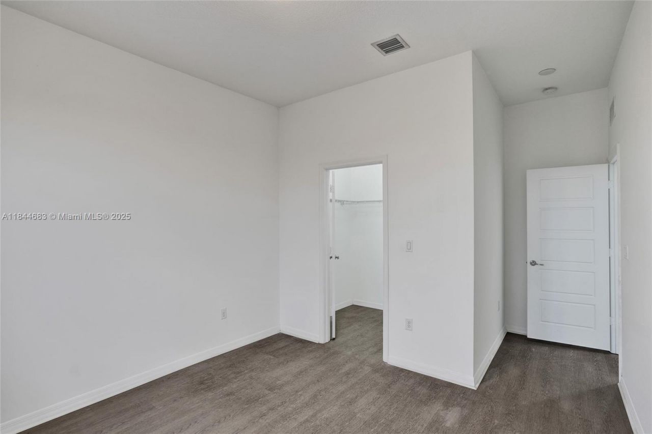 643 NE 191st Ter, Miami, FL 33179 Photo