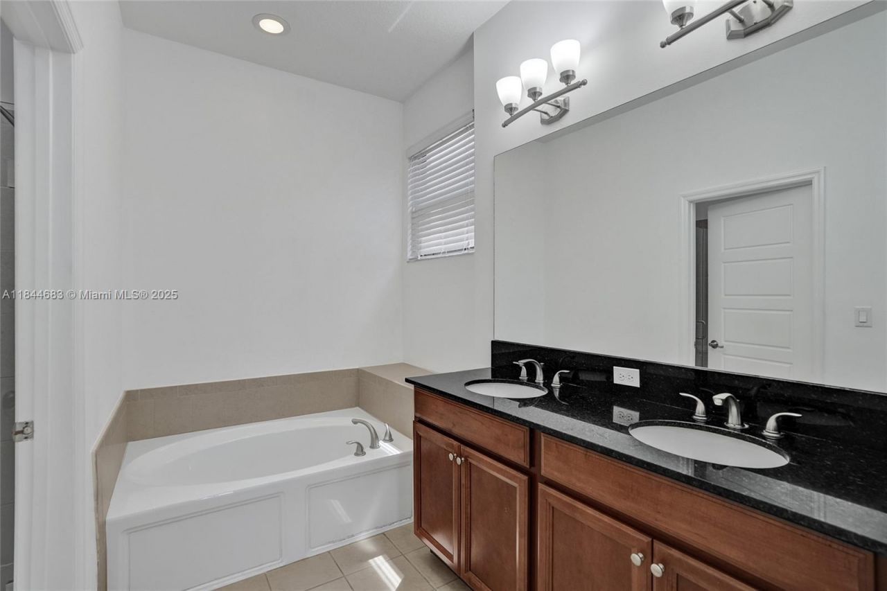 643 NE 191st Ter, Miami, FL 33179 Photo